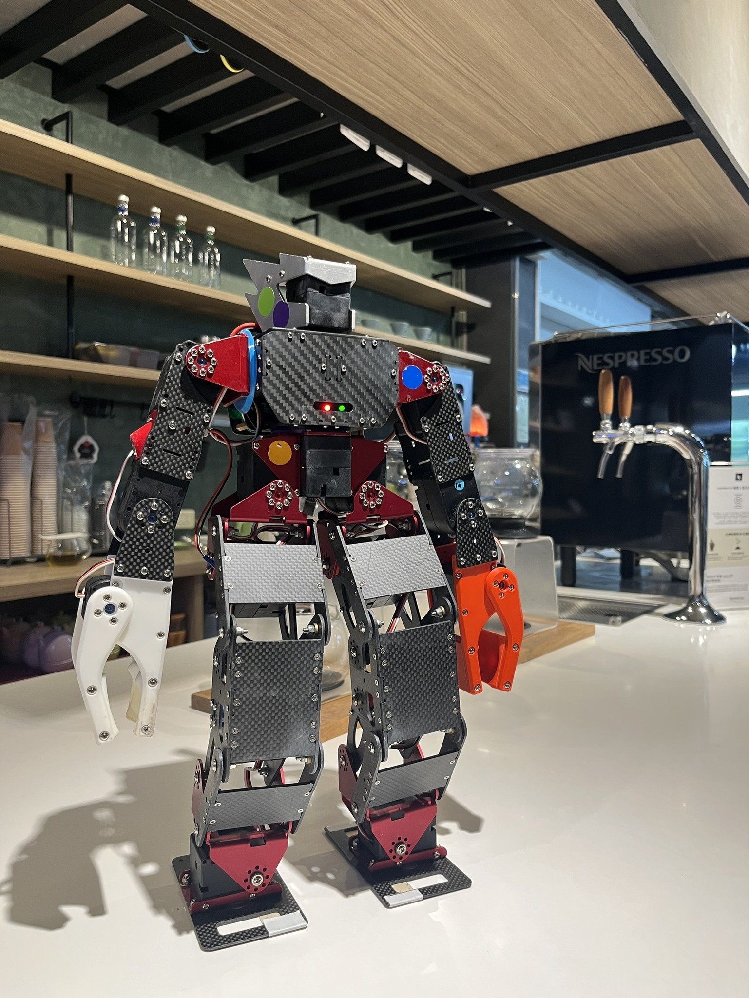 齊格飛機器人在咖啡廳展示