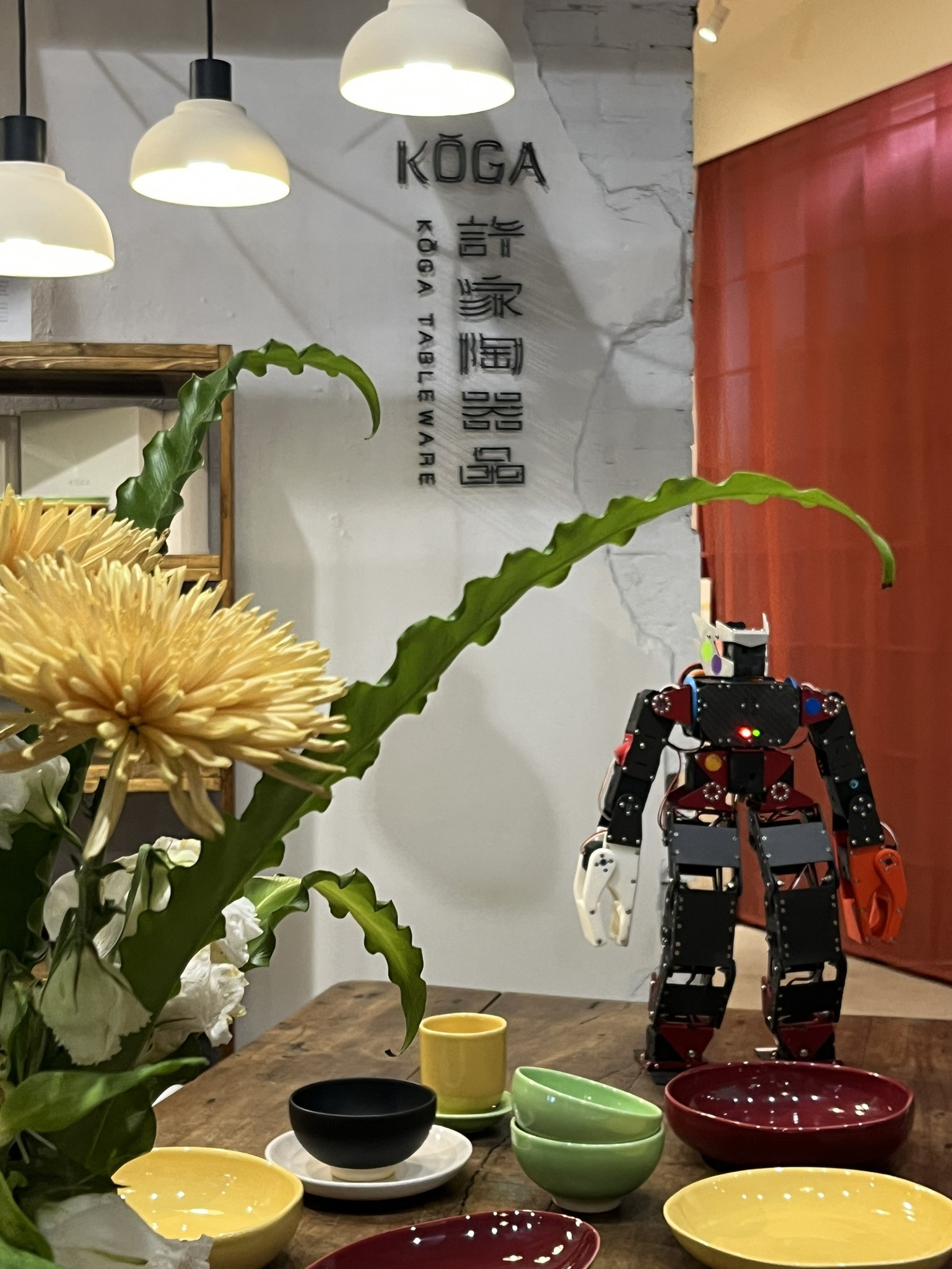 機器人與陶藝作品合影